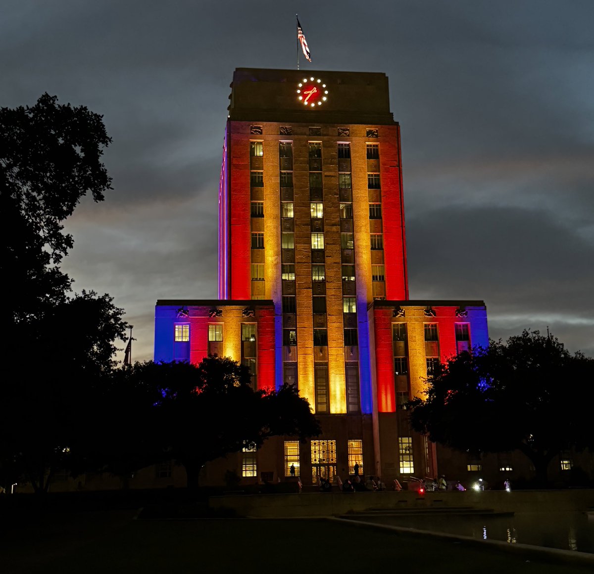 Honoring an icon. Tonight, our city hall lights are red, blue and gold, the colors of the @WheelerAvenueBC logo designed by founding pastor, Rev. William A. Lawson, who died Tuesday. @houmayor Whitmire asked for the lights to be turned on nightly to honor Rev. Lawson’s life and