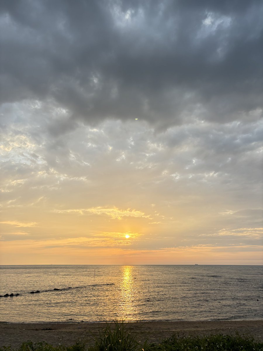 hoelex0513's tweet photo. 心裏有陽光,日子簡單也美好
拍下夕陽落下的一瞬間
剛好戴上Twa’omas的野餐墊來鋪鋪。
#twaomas
#塔哇歐瑪司
#夕陽
#海灘
#陽光
#希望
#美好
#野營 https://t.co/p69ng6gqYU