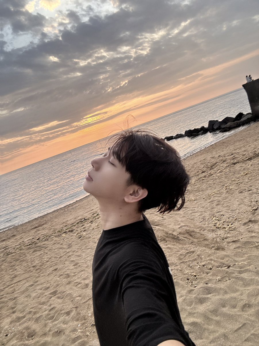 hoelex0513's tweet photo. 心裏有陽光,日子簡單也美好
拍下夕陽落下的一瞬間
剛好戴上Twa’omas的野餐墊來鋪鋪。
#twaomas
#塔哇歐瑪司
#夕陽
#海灘
#陽光
#希望
#美好
#野營 https://t.co/p69ng6gqYU