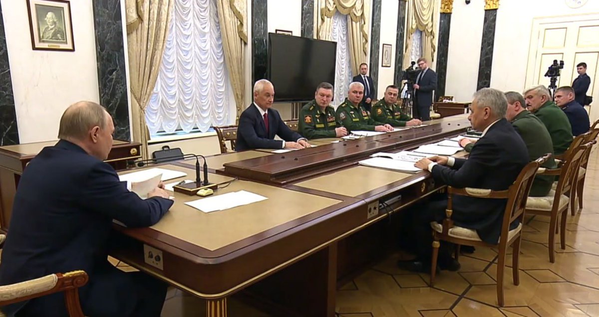 [ 🇷🇺 RUSSIE | 🇺🇦 UKRAINE ] 🔸 Hier, lors d'une réunion avec des responsables militaires russes, Vladimir Poutine a affirmé que les forces russes améliorent chaque jour la situation dans toutes les directions et que tout se déroule comme prévu.