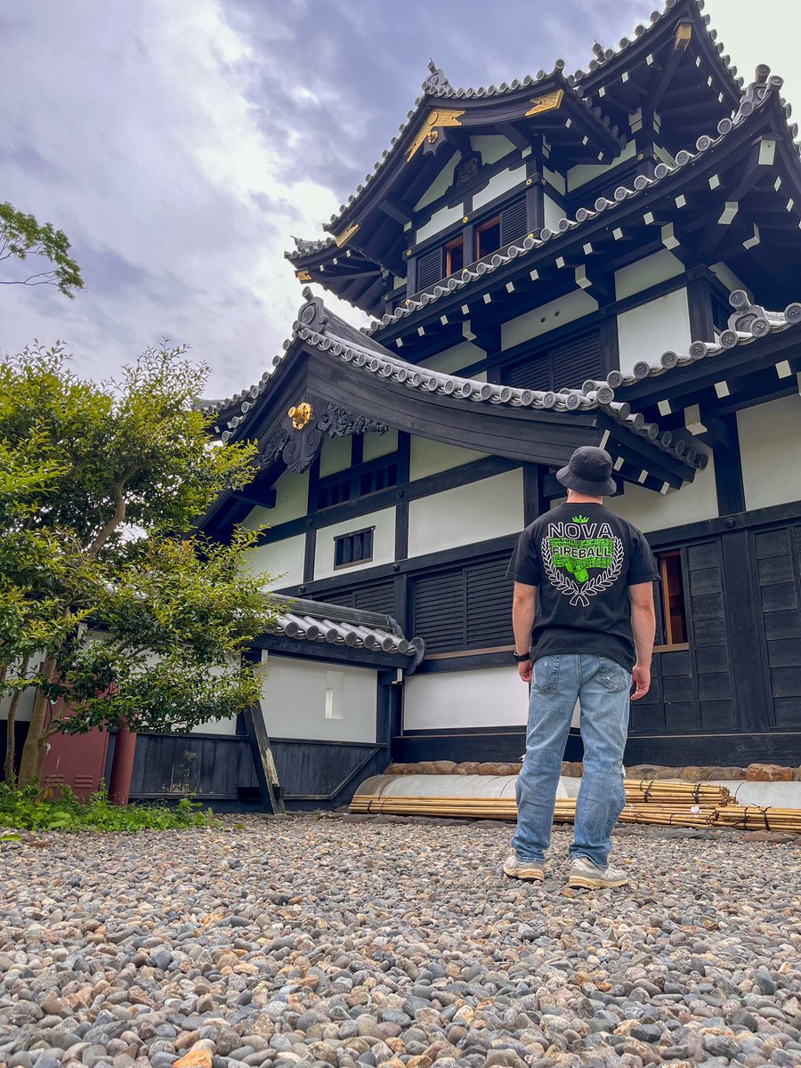 今朝、私は高田城を訪れました！🏯 それと、私の新しいTシャツがNJPWショップで購入可能です！デザインの中に日本語の言葉を見つけられますか？😎🤔 #njpw #BOSJ31