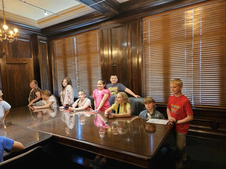 🎓 Continuing their educational journey, Mrs. Sennett's 4th graders visited the Oklahoma Hall of Fame after diving into the stories of famous Oklahomans. Hands-on learning at its best! 🏛️📖 #LivingtheLegacyFocusedontheFuture