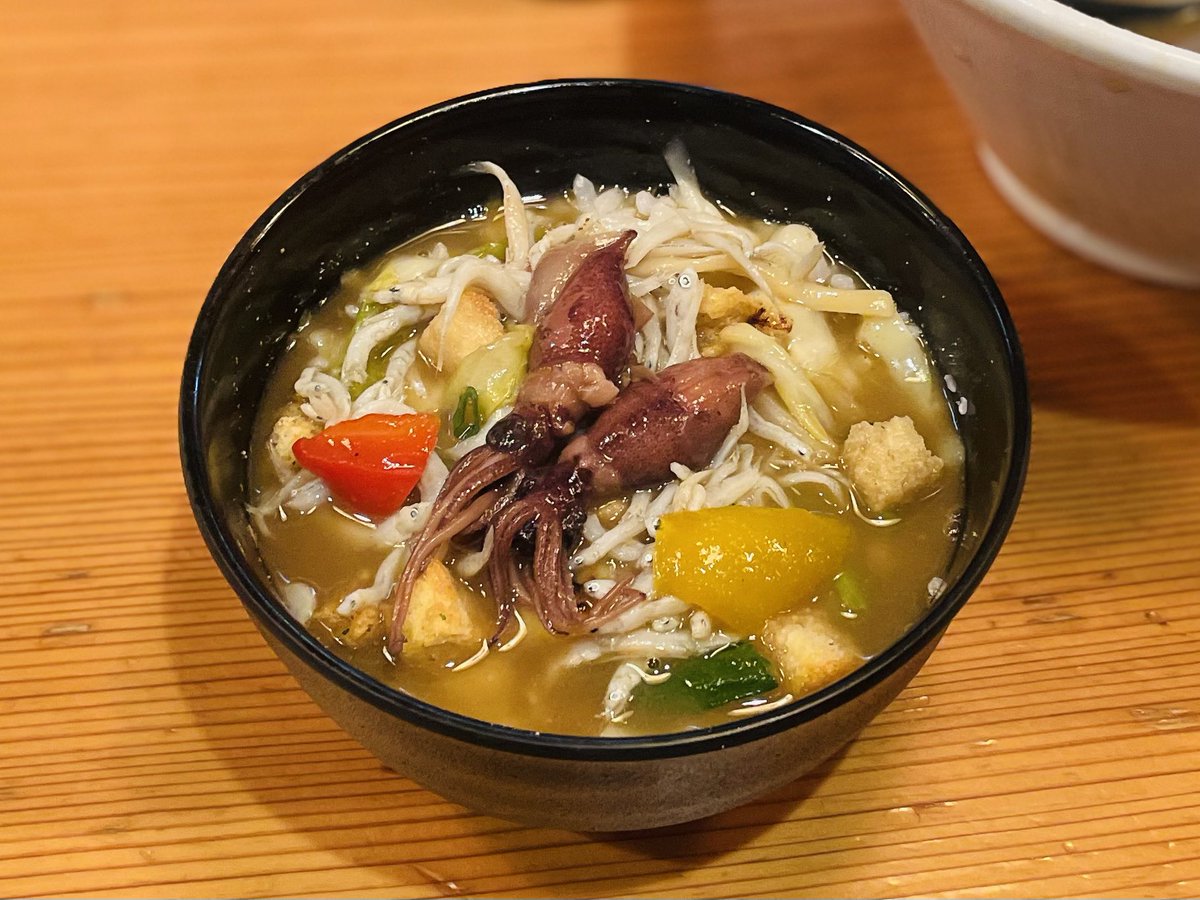 新宿歌舞伎町 にしき 烏賊白湯ラーメン1900円リゾットセット300円 麺半分にしたので埋もれて見えるが富山ホタルイカと静岡シラスがたくさんトッピングされてる。これだけでも贅沢なのに、スープ見た目じゃ想像できないぐらいゴージャスな味がする。酸味も臭みも何それ？私の知ってる烏賊出汁じゃない。