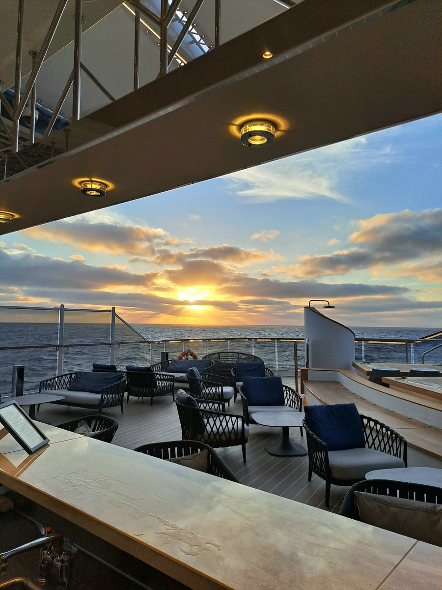 Sunsetan di pantai ❌
Sunsetan tengah pasih ✅