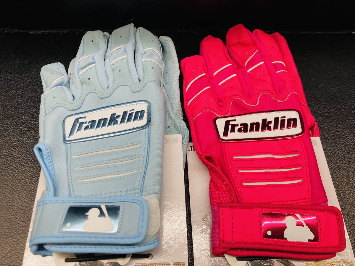 Franklin 2024限定モデル
CFX  CBLUE、PINK

人気のバッティング手袋に限定カラーが登場❗️
本体が爽やかなブルー🩵と可愛らしいピンク🩷の数量限定カラーのバッティング手袋です😉