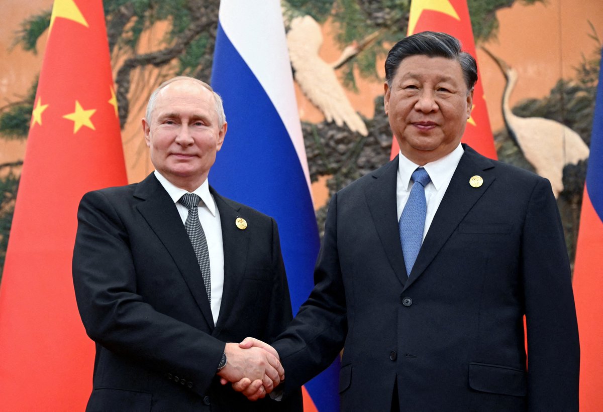 ولادیمیر پوتین رییس‌جمهور روسیه، امروز (پنج‌شنبه، ۱۶ می) وارد بیجینگ شده است. خبرگزاری رویترز گزارش داده است که آقای پوتین در سفرش به چین، در مورد گسترش «مشارکت استراتژیک» با شی جین‌پینگ، همتای چینی خود، گفت‌وگو خواهد کرد. #طلوع‌نیوز