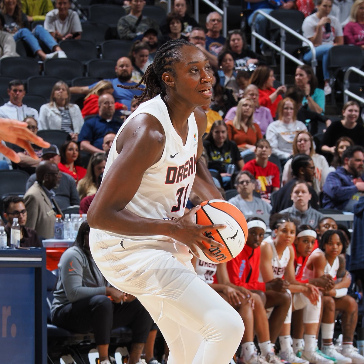 Halftime in LA ⤵️ WE HAVE A TIED GAME AT 48-48 🔥 Tina Charles is standin' on business for the @AtlantaDream with 17 PTS and 5 REBS in the 1H Dearica Hamby is leading the way for the @LASparks with 13 PTS and 6 REBS Stream on the ‘watch’ tab of the WNBA App with no