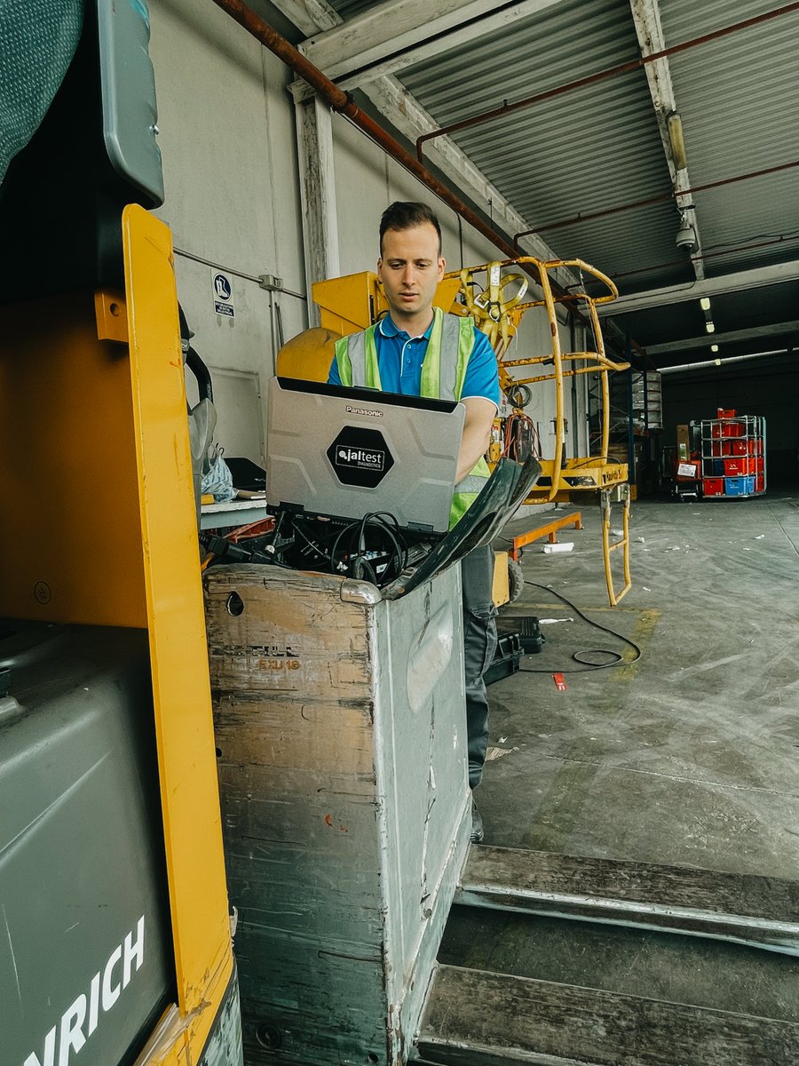 🚜🌍 The #JaltestMHE team is in a new #JaltestAroundTheWorld in Madrid! We're testing our #JaltestDiagnostics equipment on:

🔹Jungheinrich ETV 214 Reach Truck
🔹 Still RX50 Electric Forklift Truck
🔹 EXU 18 Electric Pallet Truck
#MaterialHandlingEquipment