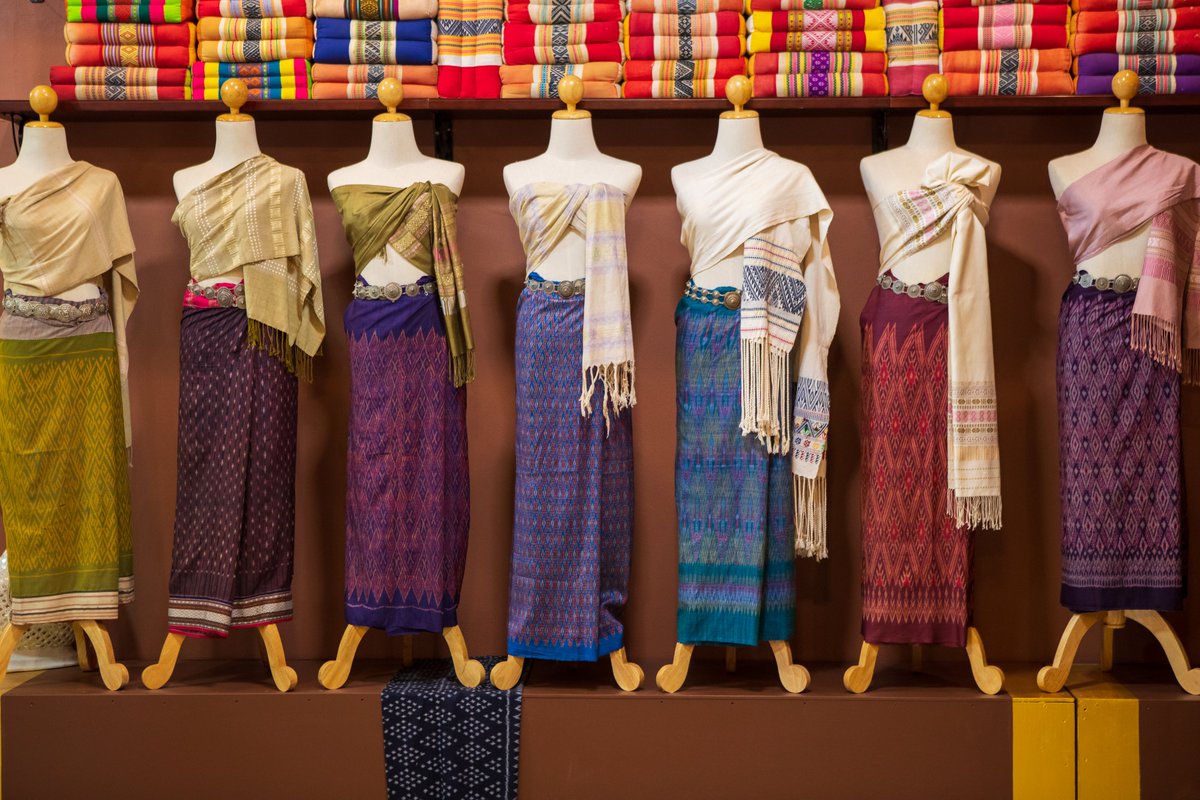 🧵 Le tissage est une tradition ancestrale profondément enracinée dans le Nord-Est de la Thaïlande, où les tissus faits à la main sont considérés comme des trésors locaux. Si vous voyagez dans la région, visitez Ban Hua Fai dans la province de Khon Kaen pour découvrir le tissage
