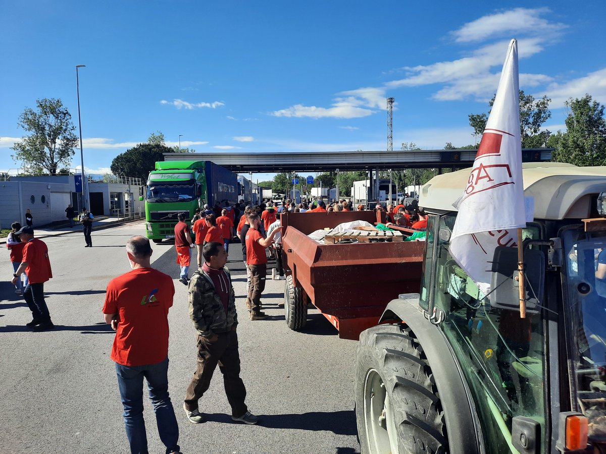 Une cinquantaine d'agriculteurs contrôlent depuis 10h heures les camions au péage sud de Perpignan pour dénoncer les importations de fruits et légumes marocains.