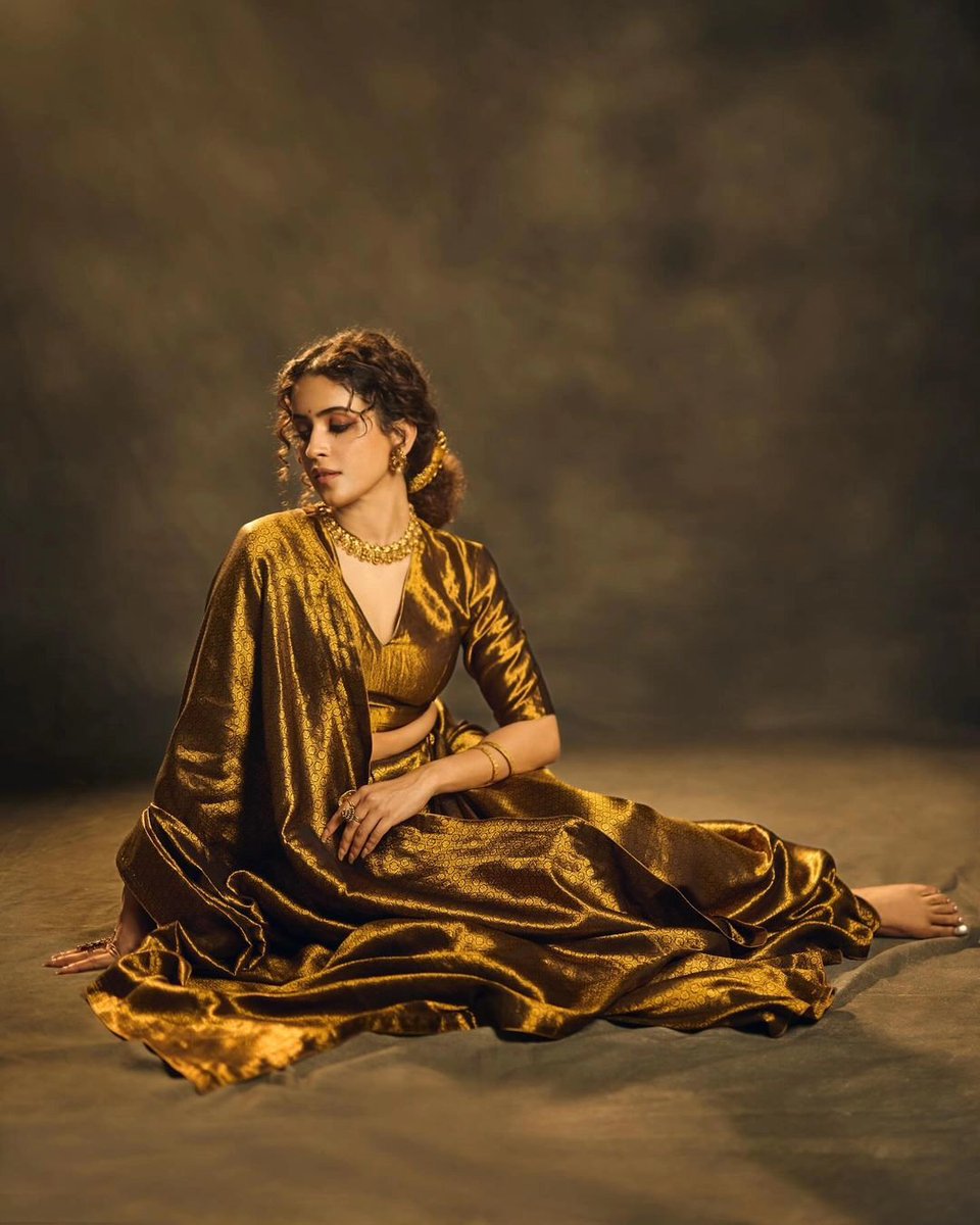 Golden girl!✨

#SanyaMalhotra looks gorgeous in a golden lehenga.