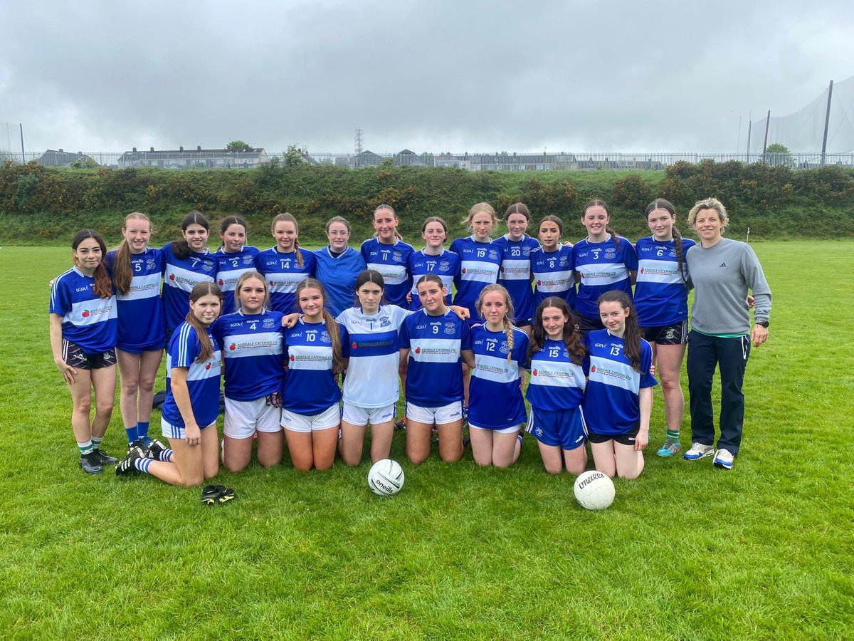 Bhí bua iontach sa cluiche leath ceannais ag an bhfoireann sóisearach peil na mban i gcluiche an-spórtúil in aghaidh @CarrigtwohillCC 🎉⚪️🔵⚪️🔵 Beidh an craobh an Máirt seo chugainn maith sibh caillíní!! 🎉