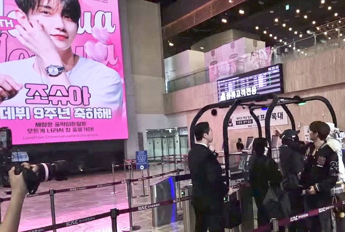 joshua saw joshua’s ad ㅋㅋㅋ he pointed out to his ad😆 cutie shuaaaaa