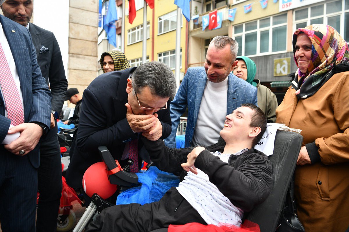 Büyükşehir Belediyemiz ile Hasene Vakfı iş birliğiyle düzenlenen törende, engelli, yaşlı ve hasta bireylere akülü araç ve medikal cihaz dağıtımı gerçekleştirildi. Detaylar İçin 👉🏻 l24.im/d3aKQH9