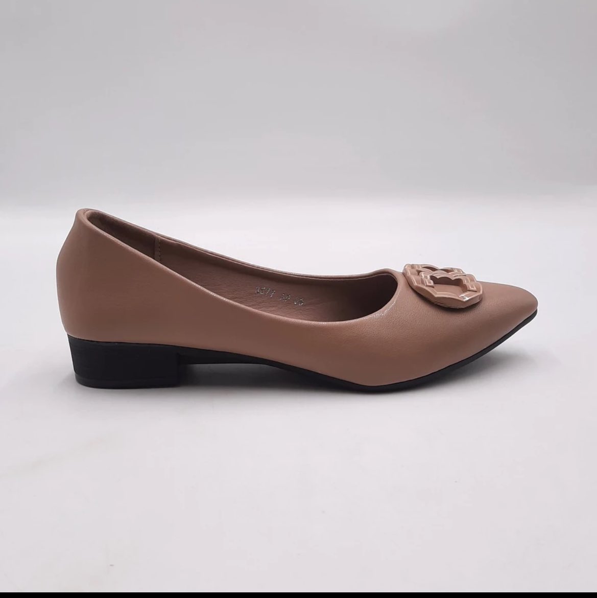 Flatshoes kecintaaan bangettt buat ngantor 🥿✨

Nyaman di pake, modelnya cakep dan ada hak nya dikiit 🤏bikin ga pegel dipakenya

🌟4,9
shope.ee/LRKKUF7z3