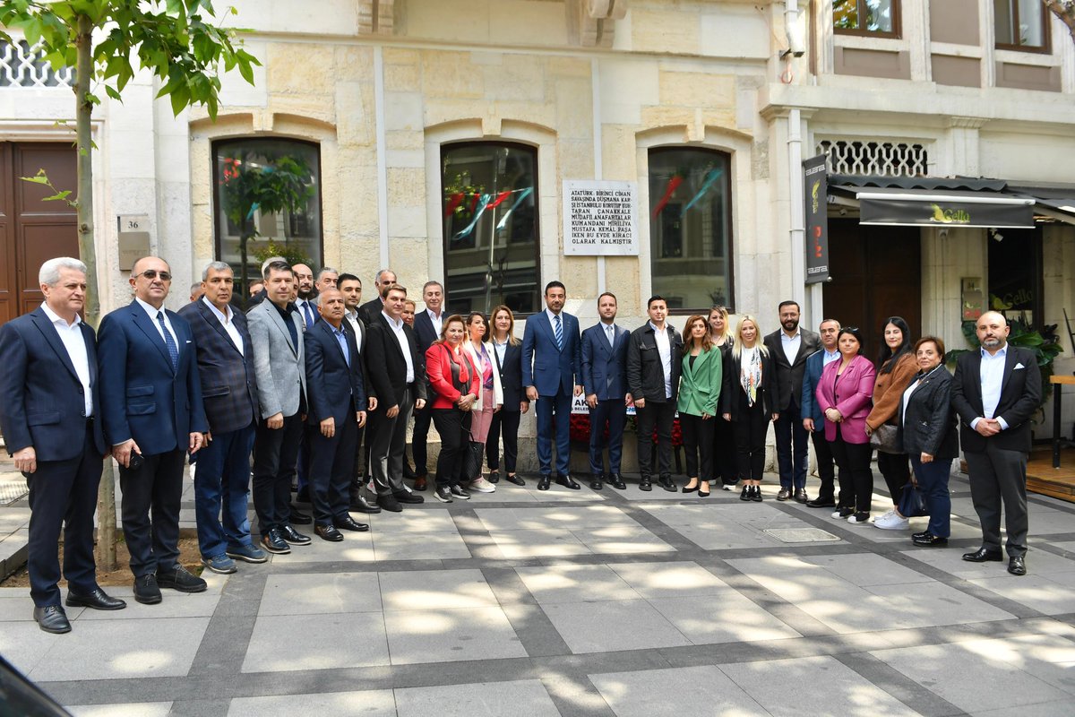 Kurtuluşa Giden İlk Adım Yürüyüşümüzden hemen önce İlçe Başkanımız @avalicansen, Başkan Yardımcılarımız, Meclis Üyelerimiz, Kadın ve Gençlik Kollarımız ile birlikte Ulu Önderimiz Gazi Mustafa Kemal Atatürk'ün Akaretler'deki evinin önüne çelenk bıraktık. Onun ilk adımının