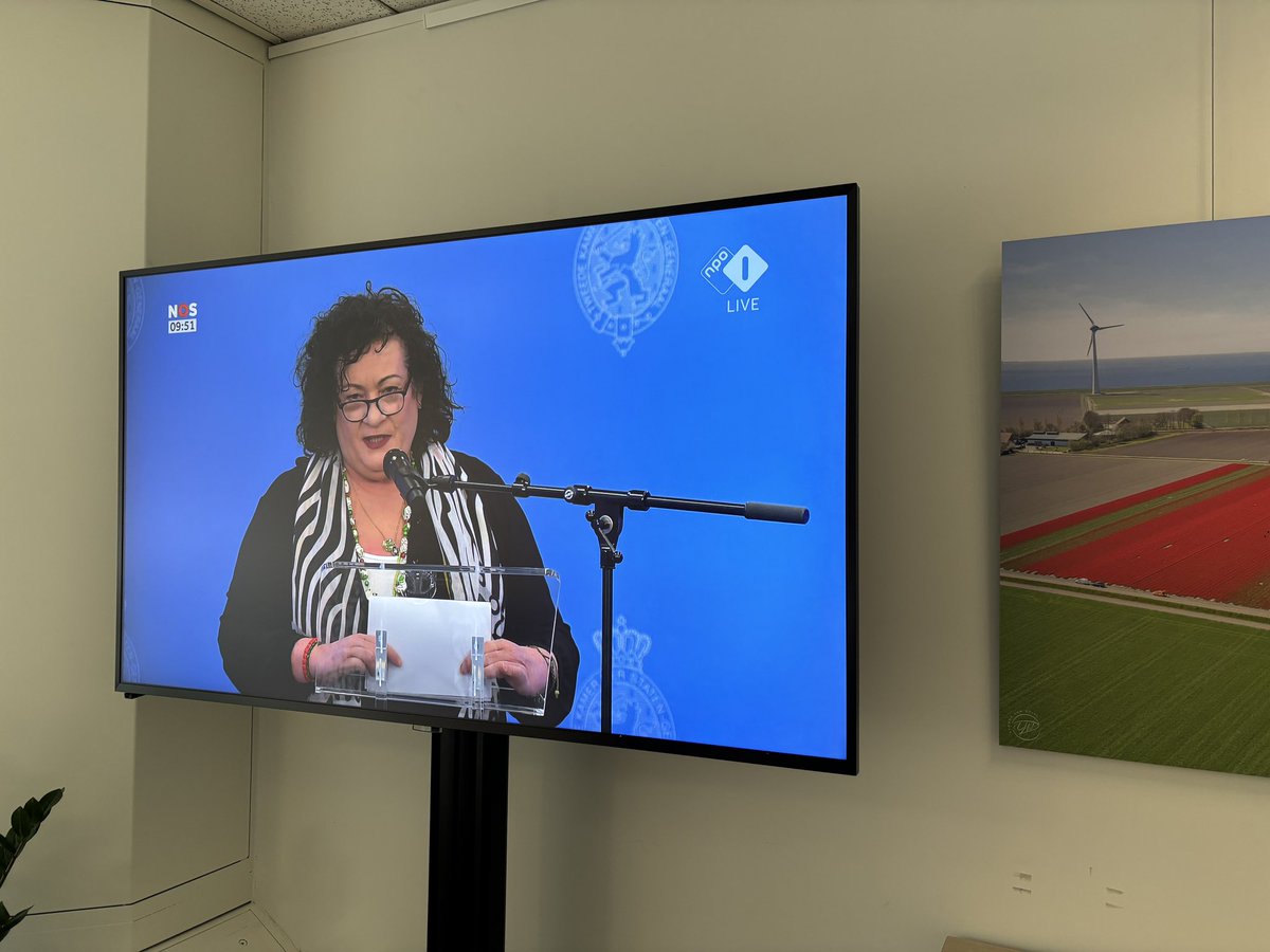 Caroline van der Plas bij de presentatie van het #coalitieakkoord over de maximumsnelheid van 130 kilometer per uur: ‘Ik hoor mensen zeggen: poeh poeh, hebben ze het daar nu zes maanden over gehad? Nee! Maar we hebben het wél geregeld’. 🤛🏻