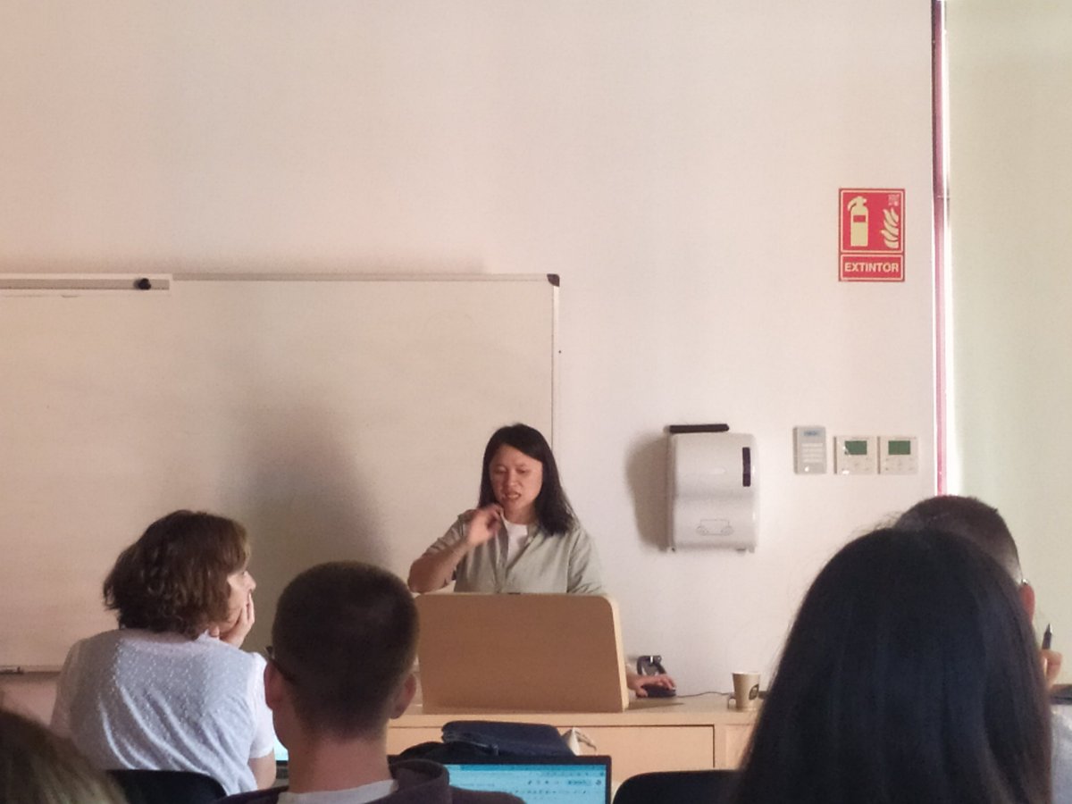 Un matí com un altre a <a href="/TraduccioUAB/">Traducció i Interpretació UAB</a> a la classe de <a href="/IreneMasdeu/">Irene Masdeu Torruella</a> amb la Xirou Xiao que ens explica la seva pràctica artística
#sinophone #liwai #cangrejopro