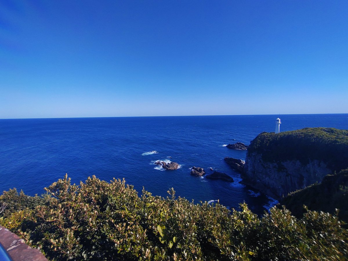 高知　土佐清水市
足摺岬灯台（日本の灯台50選）

真っ青な空と海に映える
真っ白な灯台

気持ちが良い景色だね。
#自走日本巡り旅