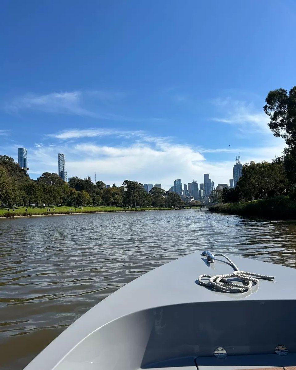 Don't let the chill stop you from enjoying GoBoat!

Bundle up and embrace the cozy vibes as you cruise, savouring the beauty of the season!

#GoBoatMelbourne #melbourne #whatsonmelbourne #goboat #yarrariver #dateidea #whatsonmelb #australia #melbourneiloveyou #family