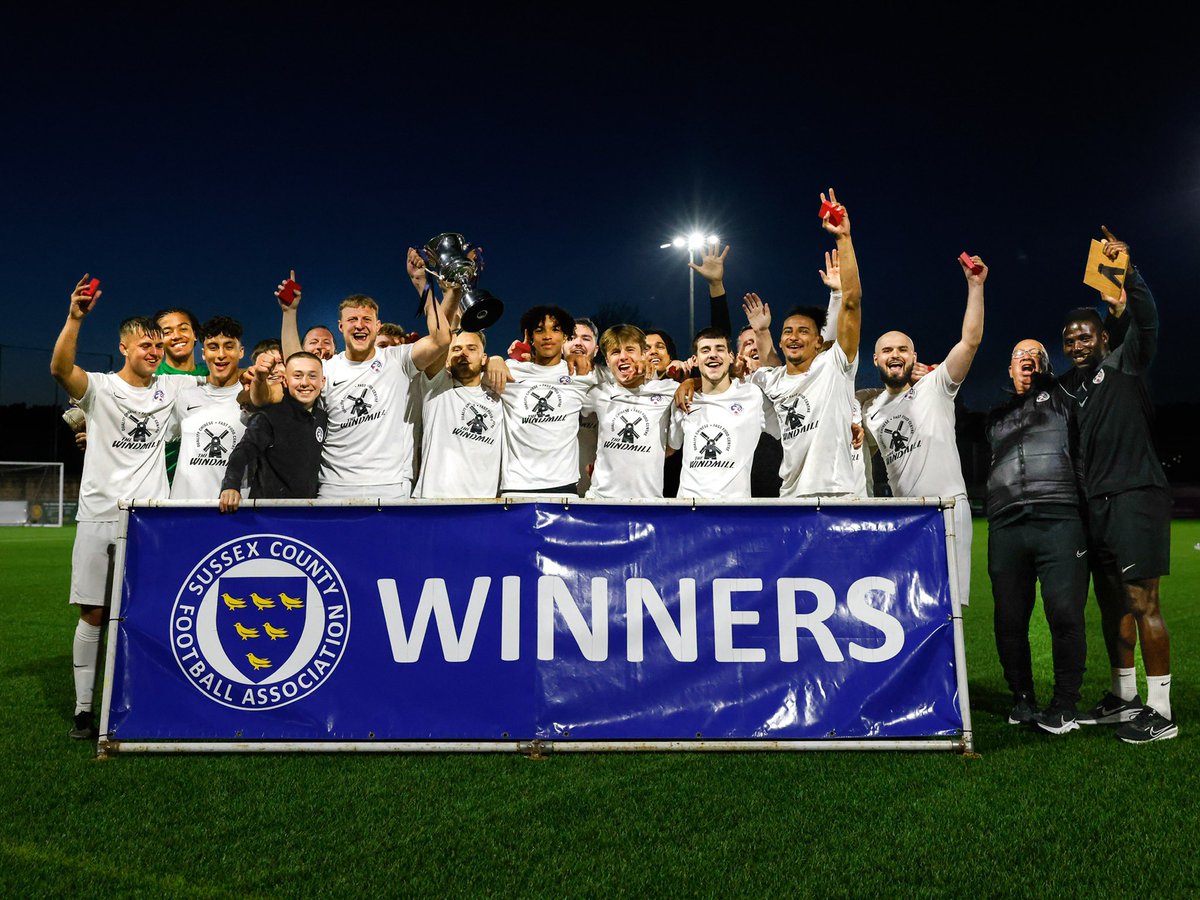 Last Sussex FA Trophy lift of the season goes to Eastbourne United U23s who went all the way against Local Rivals Eastbourne Town winning on penalties. Action now all online at simonroephotography.com 📸📸 by @RedmanLydia