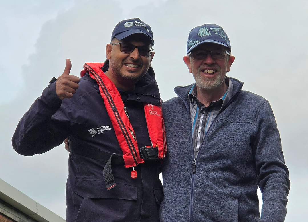 Celebrities spotted escaping Birmingham via Tame Valley Canal yesterday on #nbescapology #narrowecapes @Channel4 @bowledovermedia @CanalRiverTrust