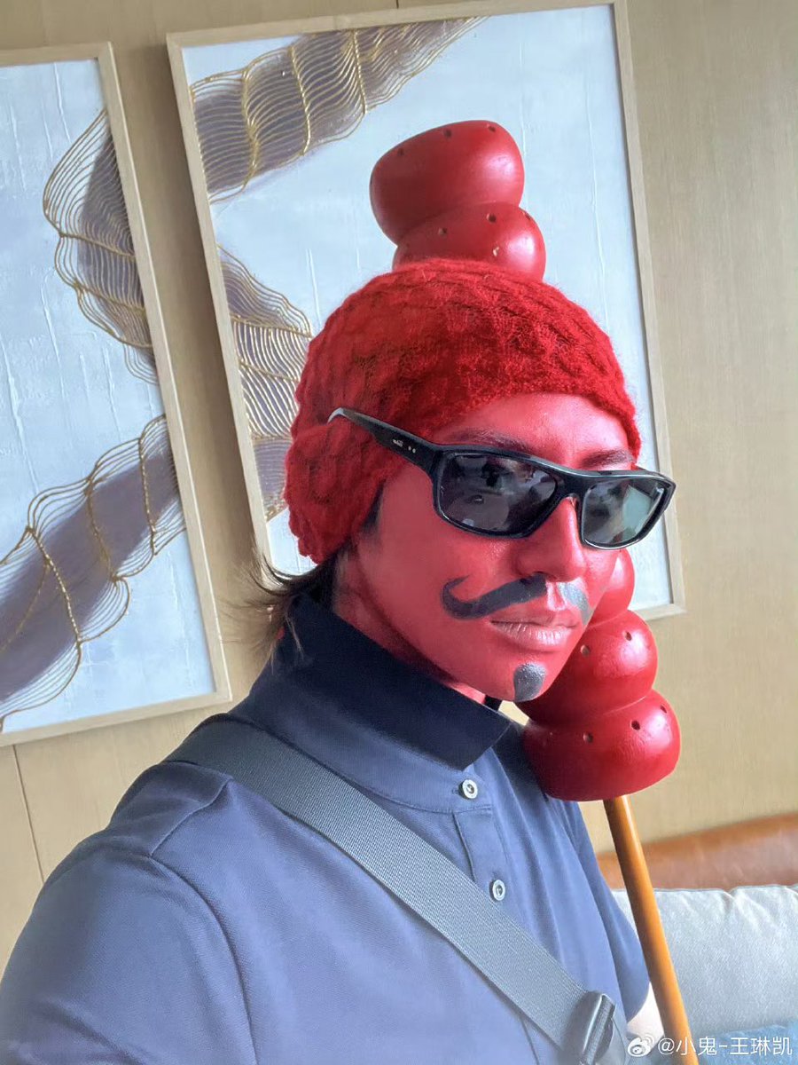 แกเป็นใคร๊!!!!!!!!!!!! แกรักษาสภาพความเป็นไอดอลหน่อยเถอะกุ่ย ชั้นกราบเบญจางค์เลย ขอหล่ะ หยุดแปลกที 🙏😂