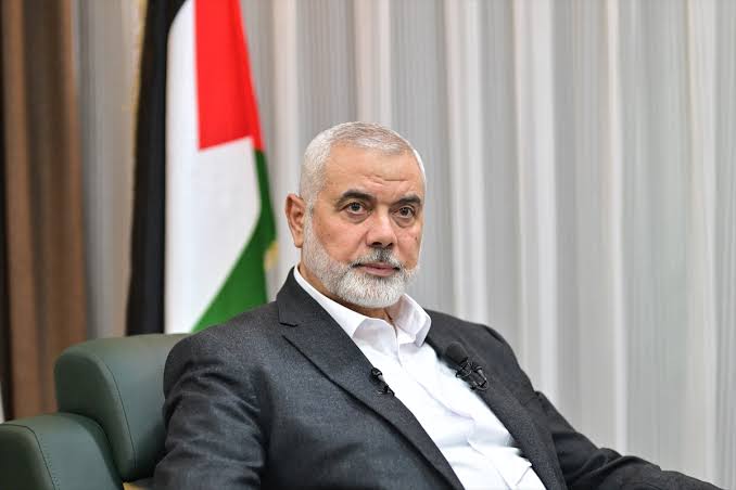 🔴 Hamas lideri İsmail Heniyye: 📌 “Ne kadar uzun sürerse sürsün, saldırganlığın kırılacağına ve işgalin topraklarımızdan sökülüp atılacağına eminiz.” 📌 “İşgal hapishanelerindeki esirlere selamlarımızı gönderiyoruz. Onlara özgürlüğün şafağının yaklaştığını ve ‘Esirler