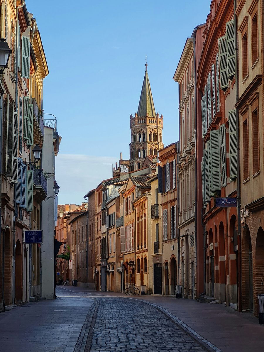 Discover the vibrant neighborhood of Saint-Cyprien in Toulouse, on the left bank of the Garonne. 🫶💗

An eclectic mix of grocery stores, exotic restaurants, covered market, and 'Les Abattoirs' Museum. 🏛️

📸 Matteo Cathelin

#ExploreFrance #Toulouse