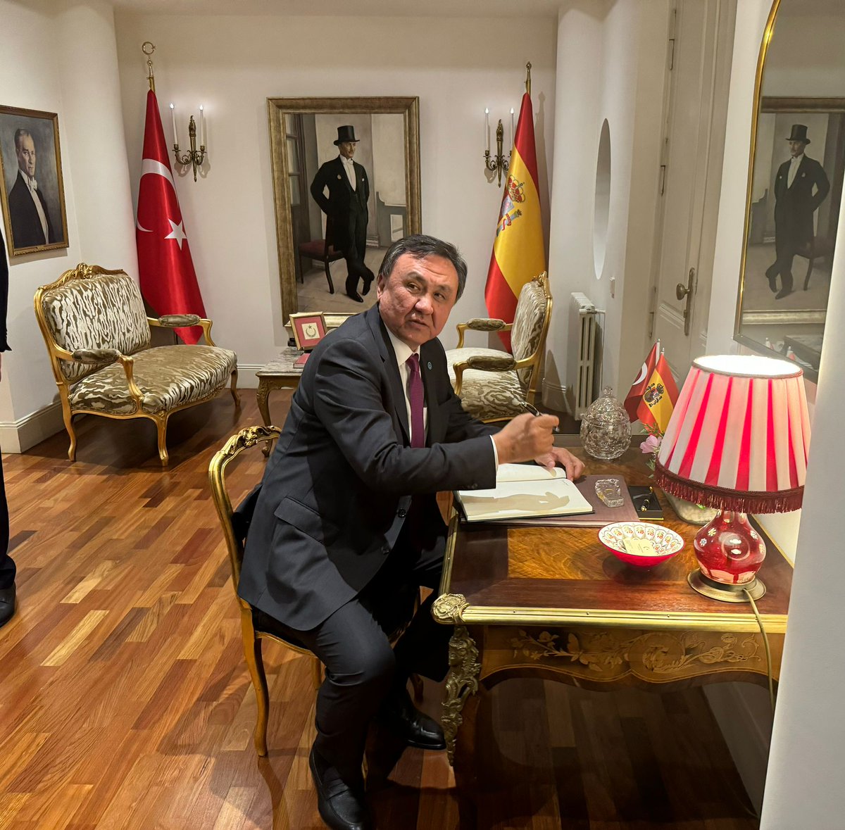 Türk Devletleri Teşkilatı (TDT) @Turkic_States Genel Sekreteri Büyükelçi Sayın Omuraliev ve beraberindeki heyeti, TDT ülkeleri Büyükelçileri'yle birlikte Konutumuzda ağırladık.