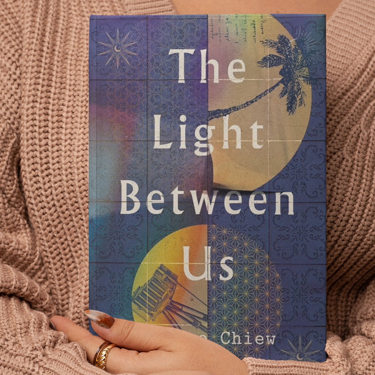 #TheLightBetweenUs is out now! 📖❤️‍🔥 Crazy Rich Asians meets The Time Traveler's Wife in @ChiewElaine's historical time-travel romance. Order now (UK & EU) amzn.eu/d/6bONaTN Pre-order (US & RoW) a.co/d/2QwvLPG #romantasy #historicalfiction #Singapore #book