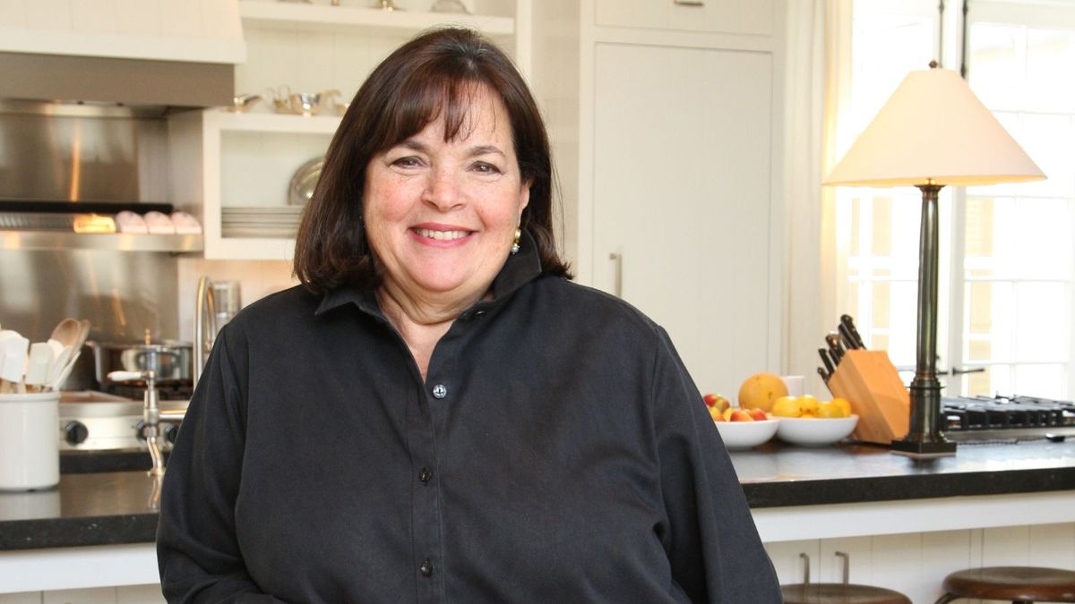 Ina Garten uses pretty peonies to create a seasonal living room arrangement – experts say we should follow her example right now trib.al/zz6JOaB