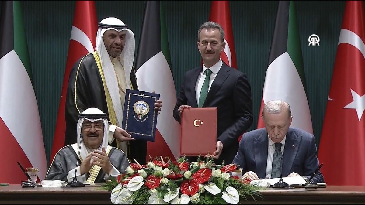 🇹🇷🇰🇼 Türkiye ve Kuveyt arasında imzalanan savunma sanayii uygulama protokolü ne anlama geliyor?

💢 Kuveyt Ordusu, Türk silahlarıyla donatılacak.

🇦🇪🇸🇦🇶🇦 BAE, Suudi Arabistan ve Katar gibi diğer Körfez ülkelerinin aksine Kuveyt, ulusal firmalarla yerel savunma üretimine başlamış