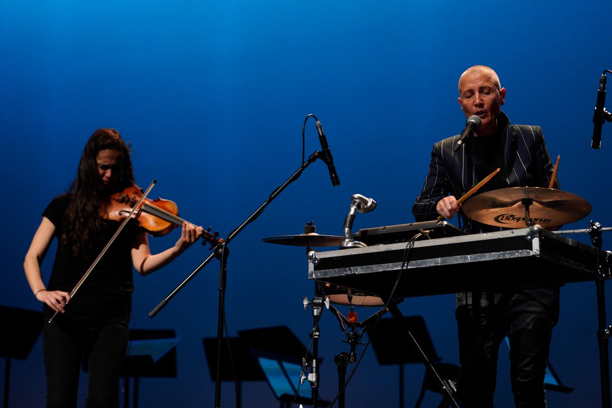 🎶 A @depucoruna homenaxea a Luísa Villalta cun 'espectáculo de sensacións sonoras e visuais para transmitir o universo da artista'. 📖 A gala inspirouse en 'A música reservada' e foi conducida por Yolanda Castaño e Dores Tembrás. ℹ️ dacoruna.gal/novas/ficha-no…