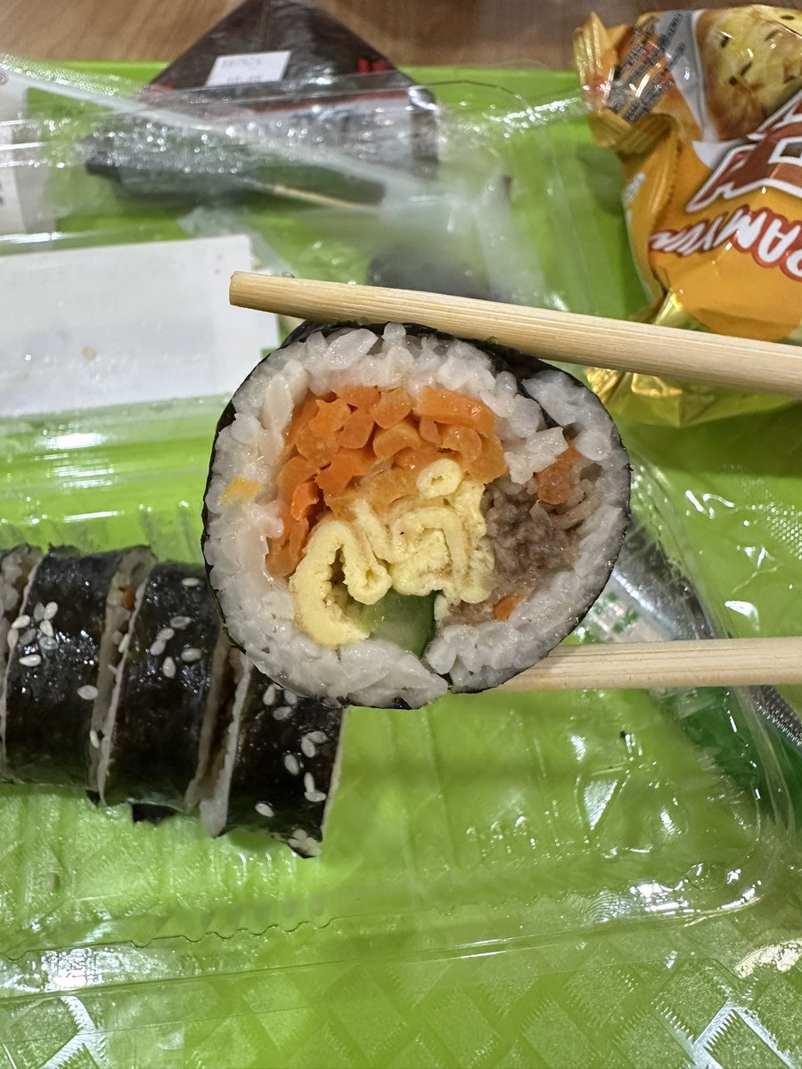 Makan siang kuu, niat mau ke bebek pak budi,  apalah anak gadis minta ke Korean mart 🥹 
Mana kenyaaaang 😭