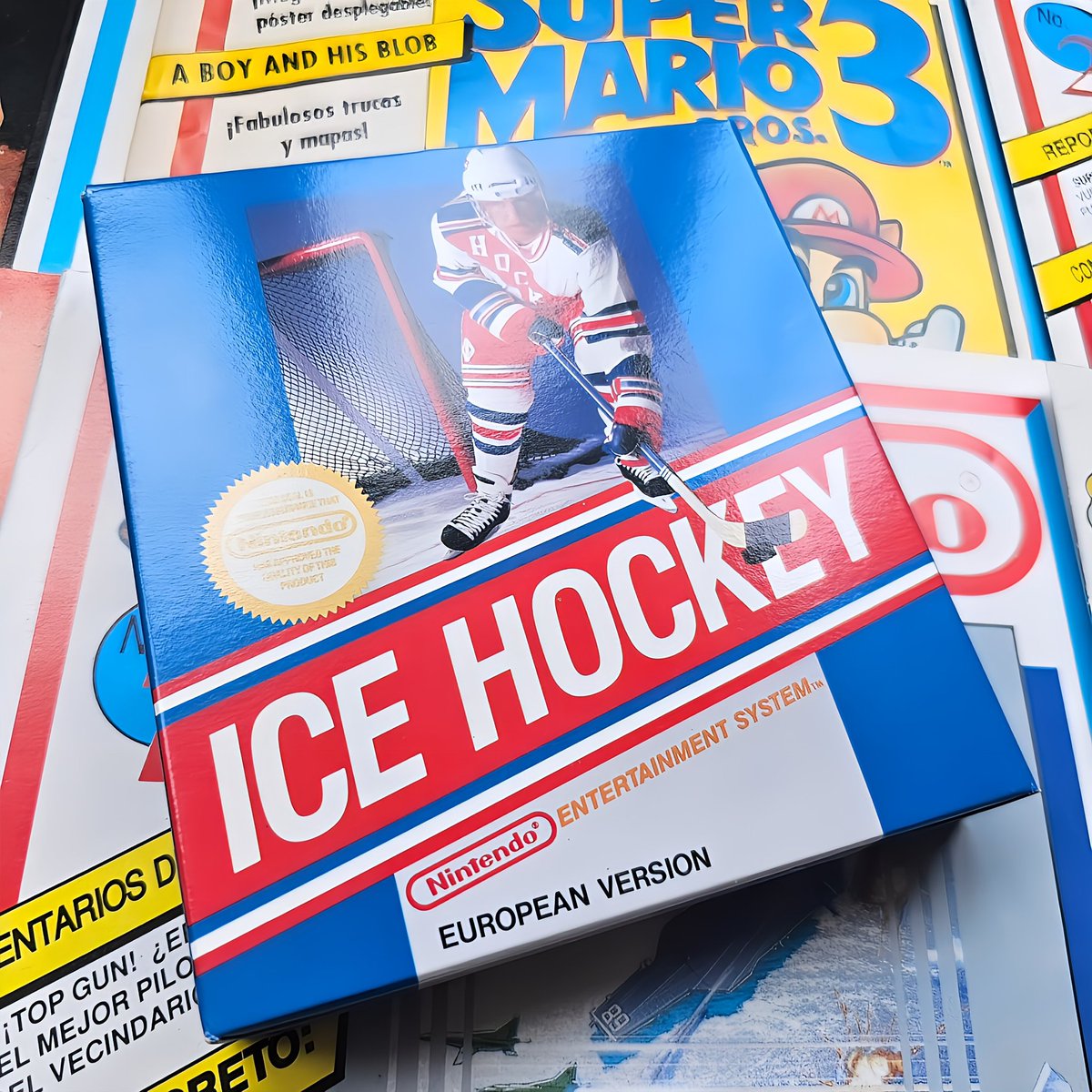 Ice Hockey en su versión caja pequeña, primera tirada y nuevo a estrenar. Hay que ver como cambia la forma de ver un título común en según que estado 🫠 El estado marca la rareza.