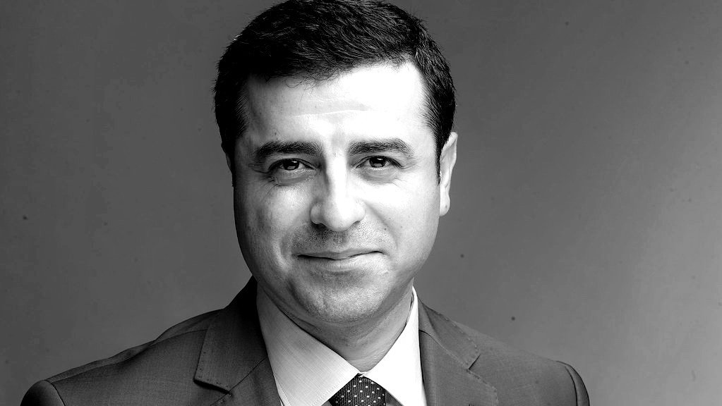 Bugün Avrupa İnsan Hakları Mahkemesi'nin, Türkiye'nin Kürt siyasetçi Selahattin Demirtaş'a yönelik suçlamalarına 'Suçsuzdur' dediği davanın duruşması var. AIHM Karararına Uyulsun #SelahattinDemirtaş Serbest Bırakılsın!