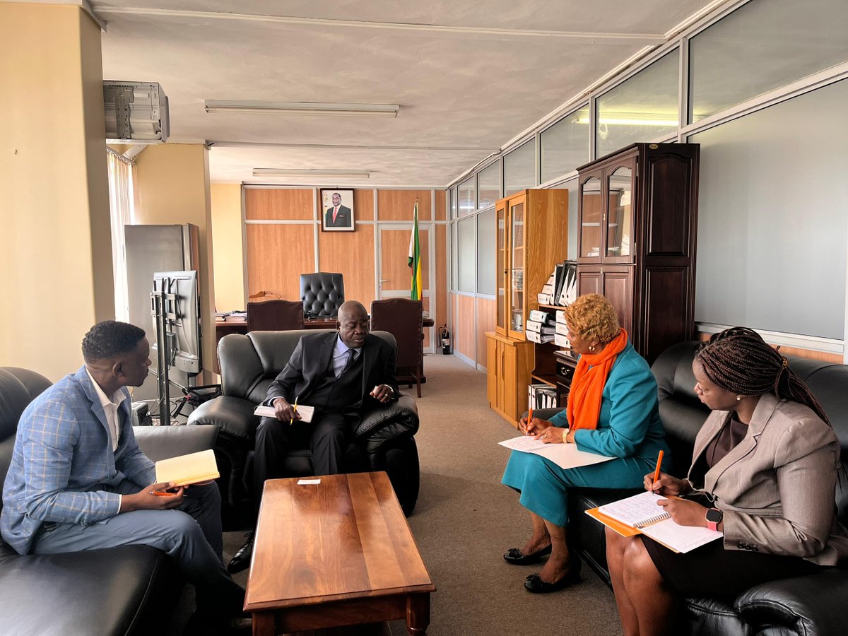 Productive discussion yesterday w/ Hon Moyo of @MoPSEZim on #Education & #AdolescentHealth
In 9th Parly, Hon Moyo championed keeping pregnant girls in school, providing pads & banning corporal punishment

He reaffirmed MoPSE's continued collaboration w/ @UNFPA on adolescents SRHR