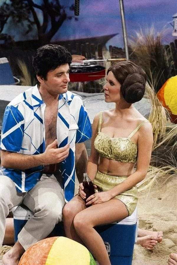 Tanımadınız değil mi? Ben tanıyamadım. 1978 yılındaki Saturday Night Live adındaki bir TV programında Bill Murray ve Carrie Fisher.