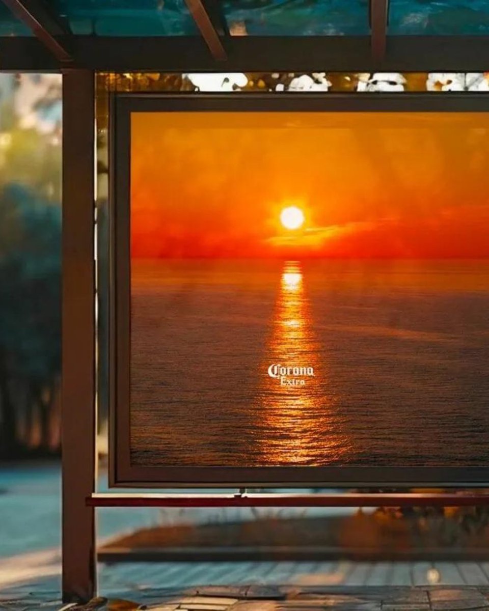 Même le coucher de soleil en profite pour une petite Corona ! 🌅🍺 La nouvelle campagne Corona, réalisée par We Believers, dévoile ses panneaux publicitaires.