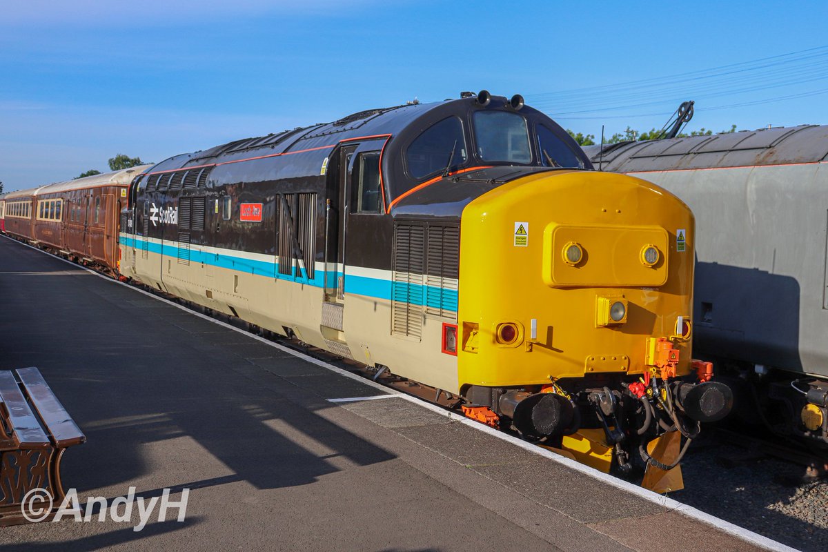 #ThirtySevenThursday at @svrofficialsite #SVRgala. @LocoServicesGrp gorgeous looking 37409 'Loch Awe' greets arrivals in the sun at the blocks at Kidderminster first thing this morning. #Tractor #Scotrail #LSL 16/5/24