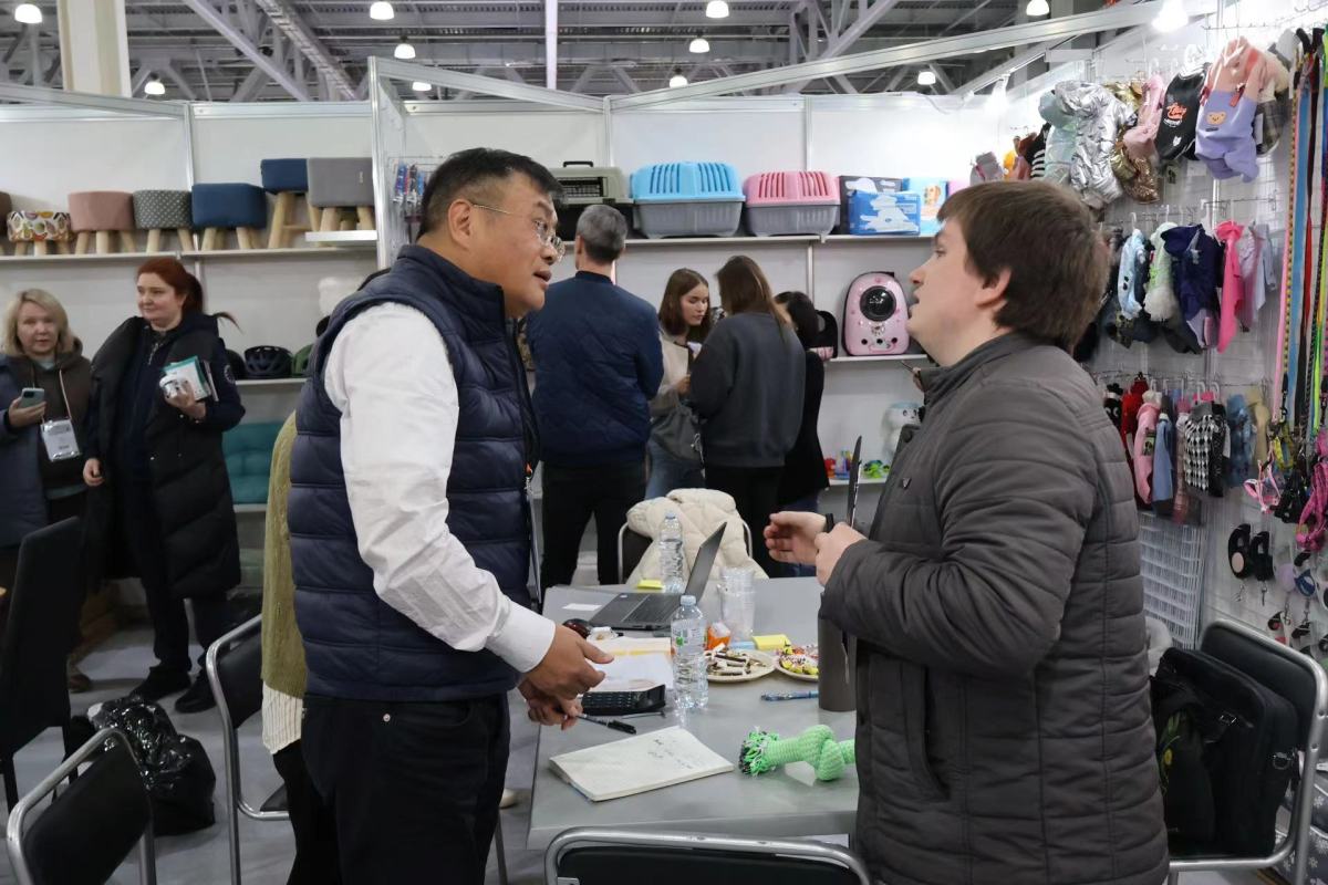 The ongoing #Ningbo (Russia) Home Furnishings Consumer Goods Expo in #Moscow features 3,000 sq m of exhibits across 9 categories from nearly 100 Ningbo companies. This is Ningbo's largest overseas event in recent years, showcasing over 20,000 items. Don't miss out! #NingboFocus