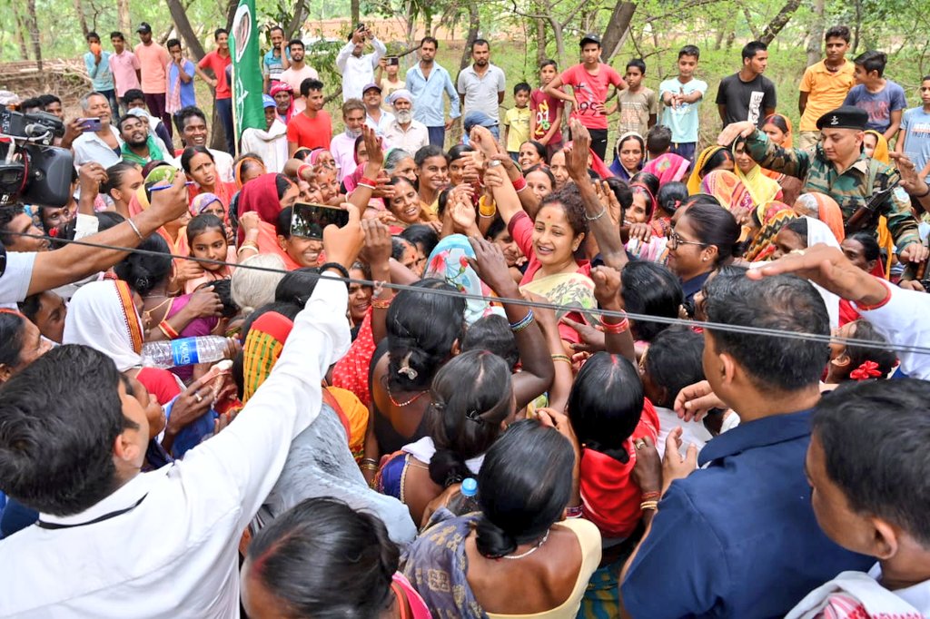 मैं चली और कारवां बढ़ता चला गया.... गांडेय की प्रगति का निशान तीर-कमान झारखण्ड मुक्ति मोर्चा जिंदाबाद! दिशोम गुरु शिबू सोरेन जिंदाबाद! हेमन्त सोरेन जिंदाबाद! जय झारखण्ड! ~ कल्पना मुर्मू सोरेन