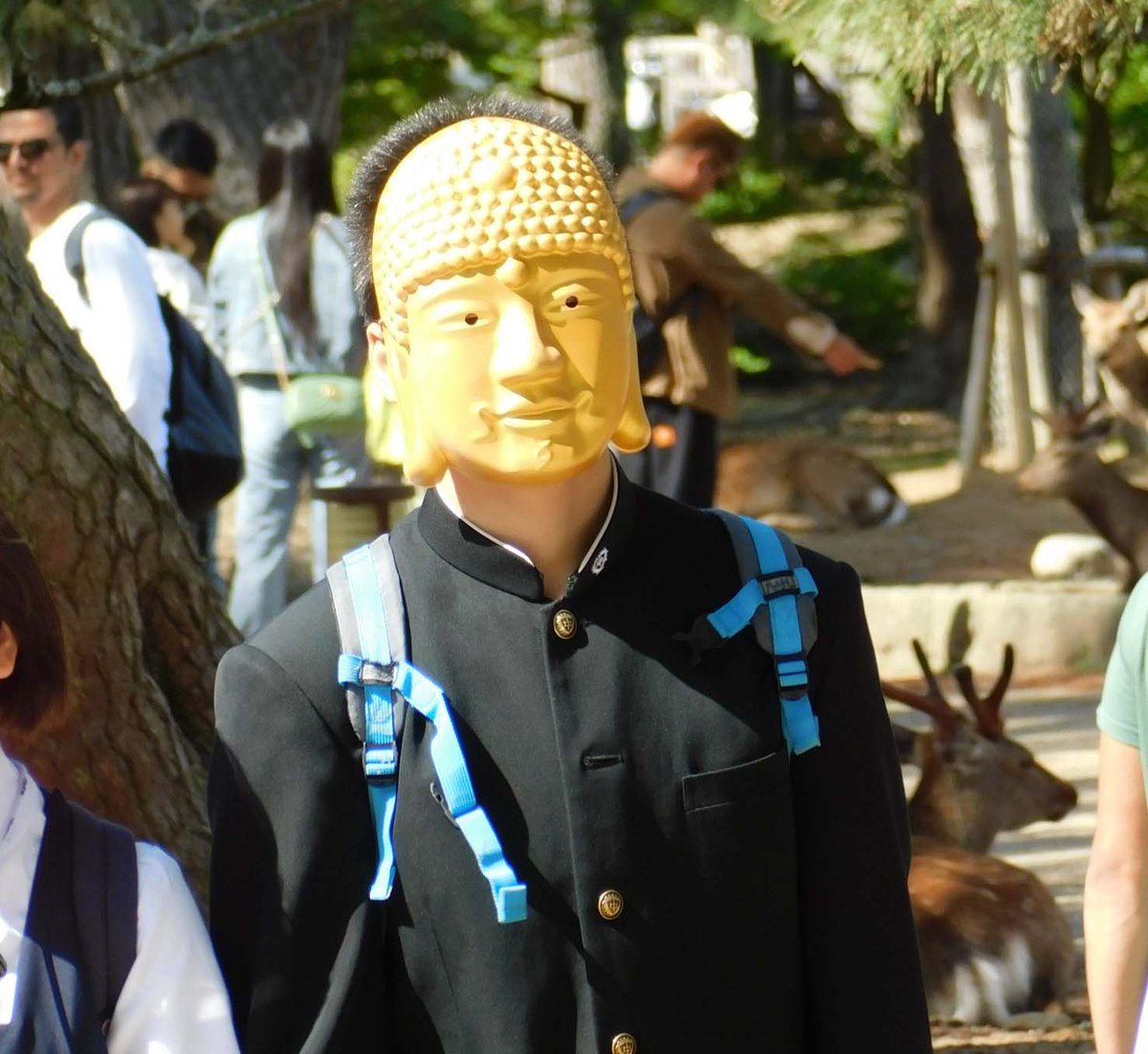 大仏様のお面をかぶった生徒さん。
A student with Great Buddha mask.
