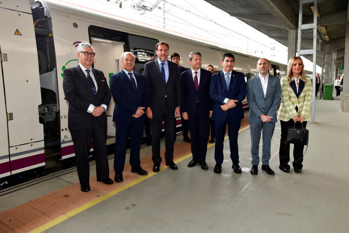 Llegamos a Ourense en apenas dos horas. Con los nuevos AVE S106 inauguramos una nueva generación de trenes, más ligeros, más eficientes y más anchos, lo que permitirá a más de 500 personas puedan realizar cada trayecto. Siguiente parada: Santiago de Compostela.