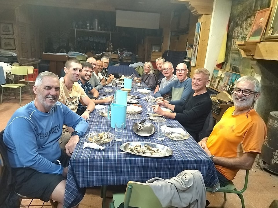 Peregrinos plateros en la cena comunal de anoche en el Albergue Parroquial de Fuenterroble de Salvatierra. Buen Camino. #CaminodeSantiago #CaminoMozarabe #ViadelaPlata