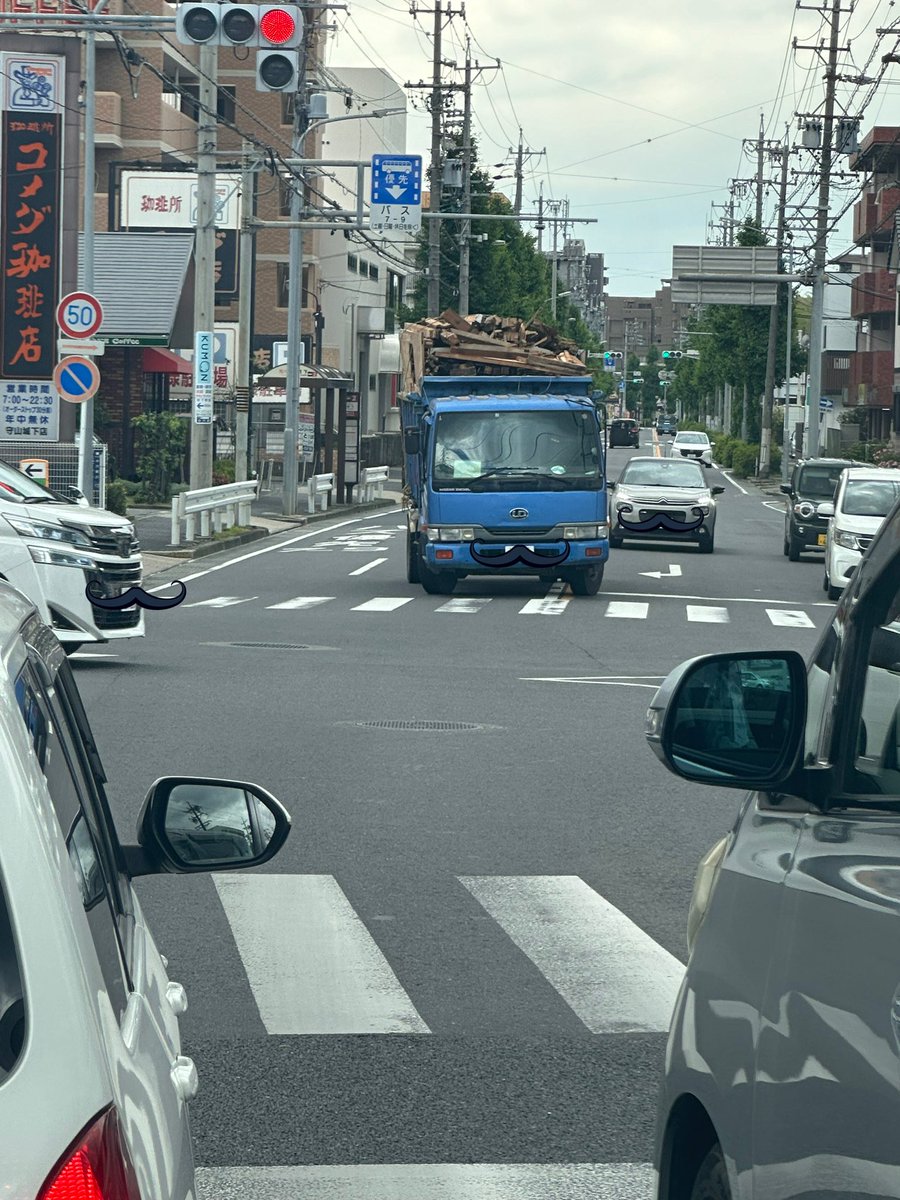 過積載、車線逆車線、やりたい放題の外国人....信号変わっても進めないので微妙な空気が流れてた。