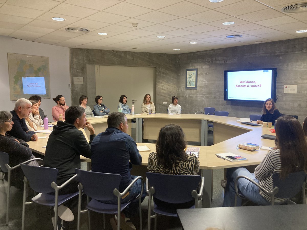 M. Salut Coll (@msalut) on Twitter photo Avui fem una altra presentació amb <a href="/somlaincorrecta/">somlaincorrecta</a> al <a href="/ccgirones/">Consell Comarcal del Gironès</a> per reflexionar sobre la situació de la #LlenguaCatalana #21Dies #NoEmCanviïsDeLlengua #MantenimElCatalà #ConscièciaLingüística Avui fem una altra presentació amb <a href="/somlaincorrecta/">somlaincorrecta</a> al <a href="/ccgirones/">Consell Comarcal del Gironès</a> per reflexionar sobre la situació de la #LlenguaCatalana #21Dies #NoEmCanviïsDeLlengua #MantenimElCatalà #ConscièciaLingüística