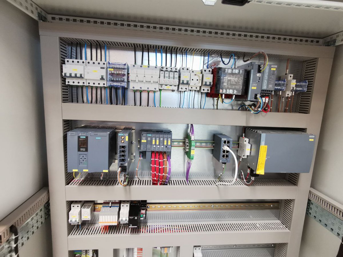 ReleProPLC's tweet image. Uno de nuestros clientes nos envía esta foto de cuadro eléctrico de control con CPU S7-1500 de @siemens_ind Número uno en automatización de procesos.