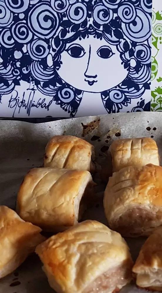 Morning greetings, Twitterers 👋
I hope you encounter much kindness today, ##BeKind 

Morning, #Wülferhampton 🫶 
It's been full on in Vikingland.
#CakeNews 
Pear & dark chocolate 
Sausage rolls 
Longboat delivery tomoz 🩷